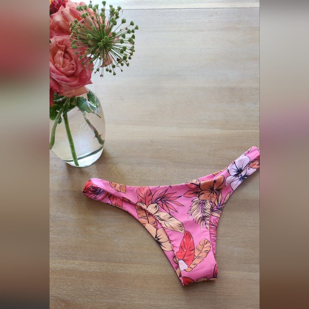 Kulani Kini EUC Minimal Cheeky Bottom in Island Romance, M